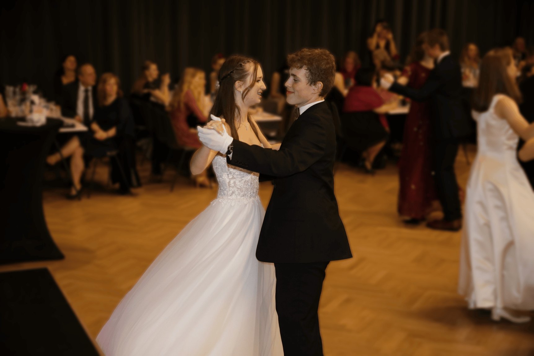 Mladý pár na základním kurzu společenského tance